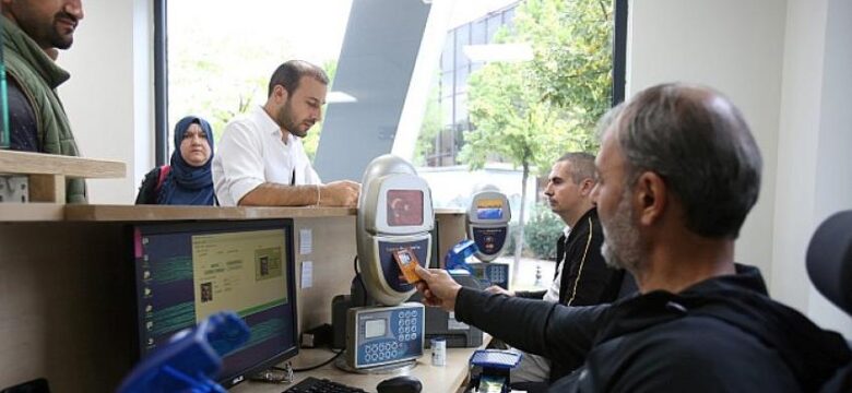 Yeni Seyahat Kartları Ofisinde ilk gün yoğunluğu