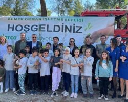 Kemer Belediye Başkanı Necati Topaloğlu çocuklarla fidan dikti
