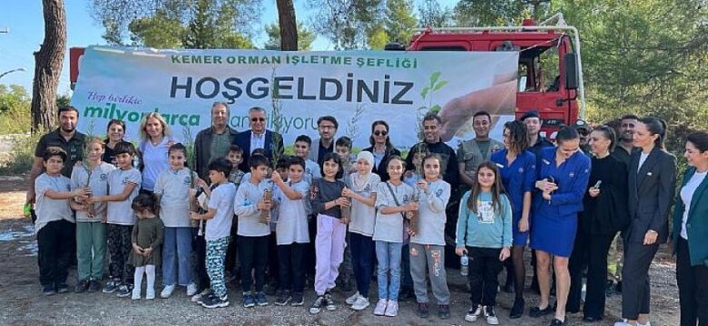 Kemer Belediye Başkanı Necati Topaloğlu çocuklarla fidan dikti