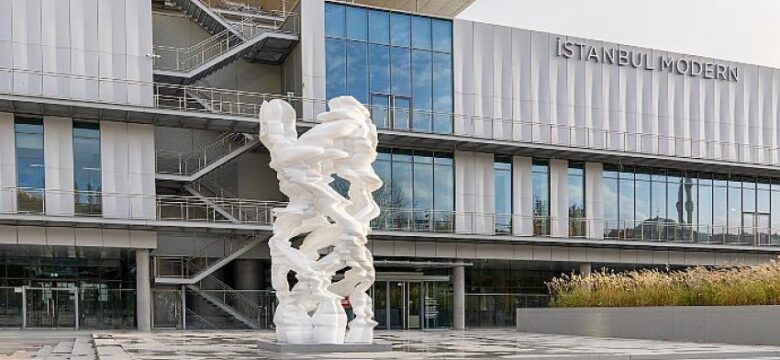 Tony Cragg’in “Runner” adlı heykeli İstanbul Modern’in yeni müze binasının önünde yerini aldı