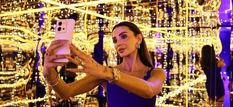 vivo V25 5G’nin tanıtımında sunucu Özge Ulusoy’dan Sonsuzluk Selfiesi