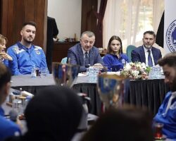 Kocaeli Büyükşehir Belediye Başkanı Tahir Büyükakın, Kağıtspor'un şampiyonları ile buluştu