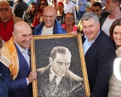 Alaçatı Ot Festivali'nde Tunç Soyer'e mozaik Atatürk Portresi
