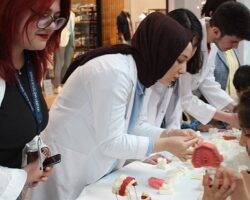 İzmir'in Balçova İlçesindeki Öğrenciler Dokuz Eylül Üniversitesi Diş Hekimliği Fakültesiyle Ağız ve Diş Sağlığına Kavuşuyor
