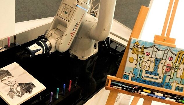 Mitsubishi Electric'in kolaboratif robotu Melfa Assista, Cumhuriyetimizin 100. yılını çizdiği resimlerle kutladı