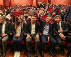 CHP lideri Özgür Özel, dünyaca ünlü soprano Pervin Chakar'ın Kadıköy'de verdiği konsere katıldı
