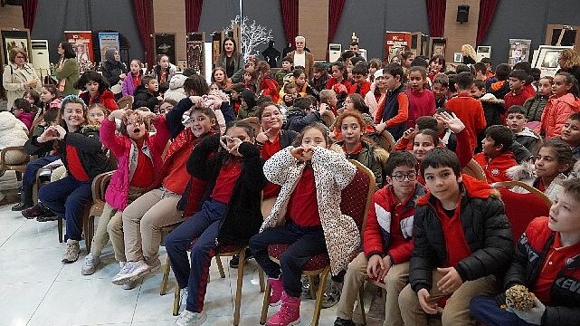 Minik öğrenciler sanat galeri'nde karagöz oyunuyla tanıştı