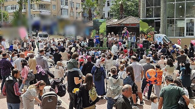 Gölcük Belediyesi kültür-sanat etkinlikleri kapsamında Değirmendere Çınarlık Meydanı’nda düzenlenen Çocuk Şenliği yoğun ilgi gördü