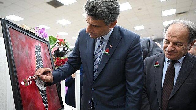 Kartepe Belediyesi Meslek ve Sanat Eğitimi Kursları (KARMEK) kursiyerlerinin hazırladığı yılsonu sergisinde beğeniye sunuldu ve ziyaretçileri hayran bıraktı