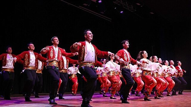 Çankaya Belediyesi Hoy-Tur Halk Dansları Topluluğu Renkler Gecesi gösterisiyle izleyicilerden büyük beğeni aldı