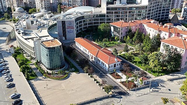 “Ayakta Fizik Tedavi ve Geleneksel ve Tamamlayıcı Tıp Merkezi” (GETAT) olarak hizmet verecek olan Tarihi Hemşirelik Binası’nın açılışı gerçekleştirilecek