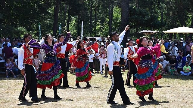 İznik Belediyesi’nin ev sahipliğinde 4. kez düzenlenen Maviyemiş Festivali’ne bu yıl katılım yoğundu