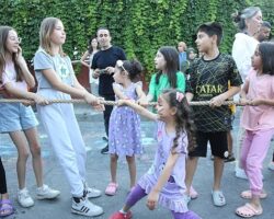 Küçükçekmece Belediyesi, “Sokakta Oyun Var” etkinliği ile unutulmaya yüz tutmuş sokak oyunlarını çocuklarla buluşturdu