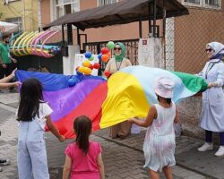 Üsküdar Belediye Başkanı Sinem Dedetaş “Gezgin Oyun Parkı” etkinliklerinin ilkini Çengelköy Huzurtepe Sokak’ta başlattı