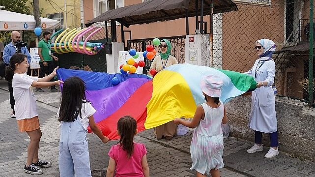 Üsküdar Belediye Başkanı Sinem Dedetaş “Gezgin Oyun Parkı” etkinliklerinin ilkini Çengelköy Huzurtepe Sokak’ta başlattı