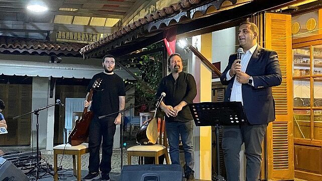 Narlıdere’de müzik konuştu: Soner Bektaş konserine yoğun ilgi.