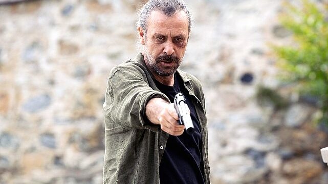 Nejat İşler’in başrolünde yer aldığı üçlemenin son filmi: Meraklı Adamın 10 Günü, 7 Kasım’da Netflix’te