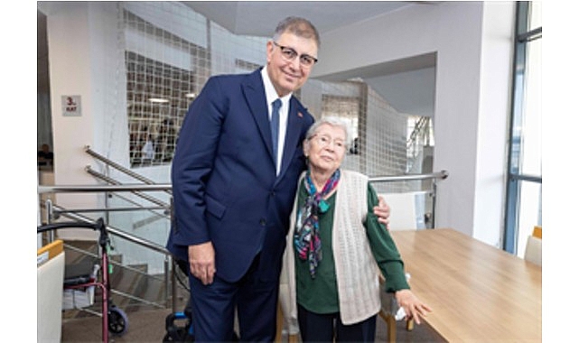 Başkan Tugay’dan bayram öncesi huzurevi ve hastane ziyareti