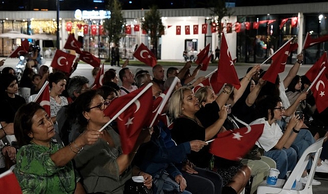 Zafer meşalesi Milli İrade Meydanı’nda yakıldı