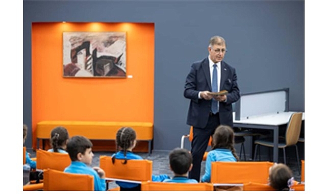 Başkan Tugay kütüphanede çocuklara hikaye okudu