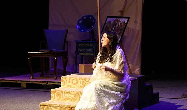 Retro Tiyatro Topluluğu “Huzur Apartmanı” Oyunu İle Tiyatro Sahnesine Damga Vurdu