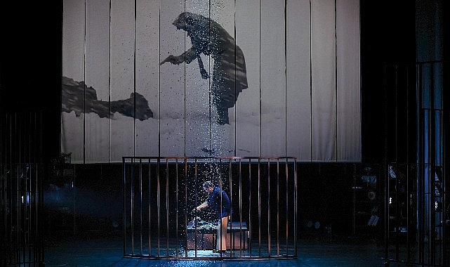 ‘Anne Kafamda Bit Var’ oyunu dünya prömiyerini yaptı