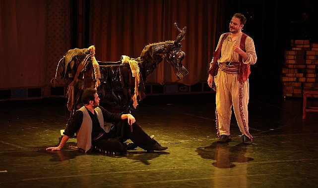 Dünya Tiyatro Gününde Sahne Çiçek Bahçesine Döndü